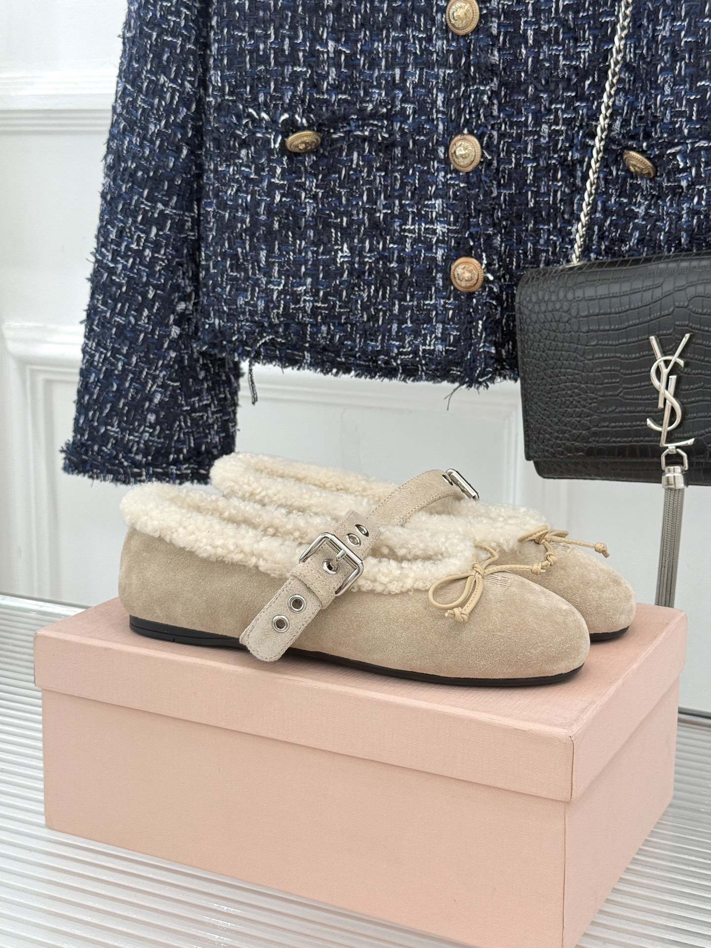 Miu Miu 26WF新品蝴蝶结 平底玛丽珍鞋毛毛鞋 绒面蝴蝶结缀于鞋头 软绒包裹平底好穿脱 秋冬上脚暖糯又舒服 复古