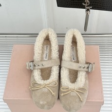 Miu Miu 26WF新品蝴蝶结 平底玛丽珍鞋毛毛鞋 绒面蝴蝶结缀于鞋头 软绒包裹平底好穿脱 秋冬上脚暖糯又舒服 复古 Miu Miu 26WF新品蝴蝶结 平底玛丽珍鞋毛毛鞋 绒面蝴蝶结缀于鞋头 软绒包裹平底好穿脱 秋冬上脚暖糯又舒服 复古