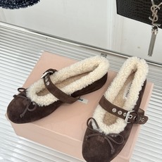 Miu Miu 26WF新品蝴蝶结 平底玛丽珍鞋毛毛鞋 绒面蝴蝶结缀于鞋头 软绒包裹平底好穿脱 秋冬上脚暖糯又舒服 复古 Miu Miu 26WF新品蝴蝶结 平底玛丽珍鞋毛毛鞋 绒面蝴蝶结缀于鞋头 软绒包裹平底好穿脱 秋冬上脚暖糯又舒服 复古