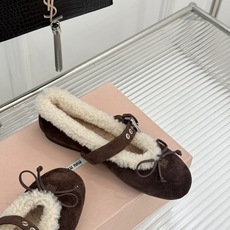 Miu Miu 26WF新品蝴蝶结 平底玛丽珍鞋毛毛鞋 绒面蝴蝶结缀于鞋头 软绒包裹平底好穿脱 秋冬上脚暖糯又舒服 复古 Miu Miu 26WF新品蝴蝶结 平底玛丽珍鞋毛毛鞋 绒面蝴蝶结缀于鞋头 软绒包裹平底好穿脱 秋冬上脚暖糯又舒服 复古