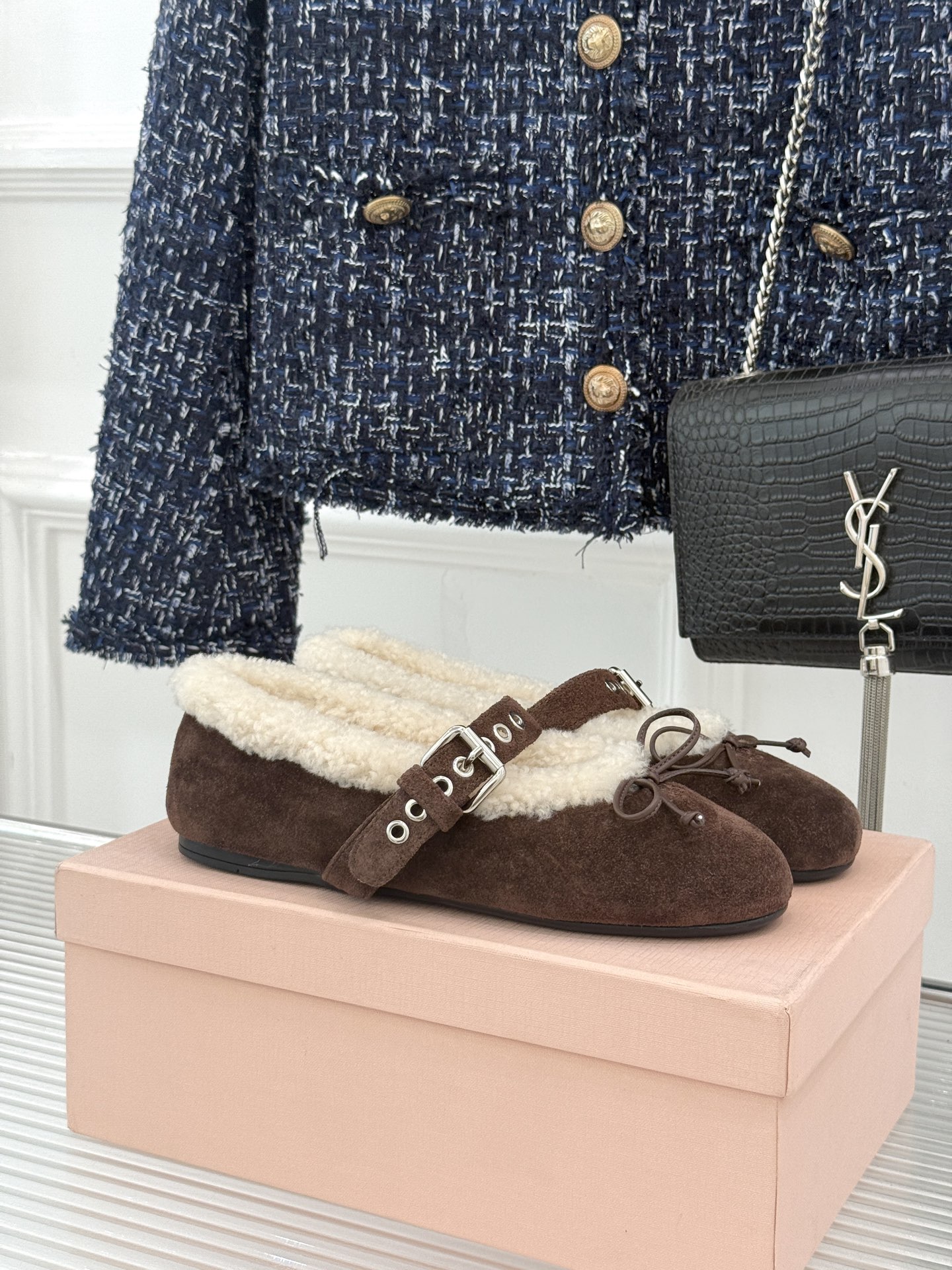 Miu Miu 26WF新品蝴蝶结 平底玛丽珍鞋毛毛鞋 绒面蝴蝶结缀于鞋头 软绒包裹平底好穿脱 秋冬上脚暖糯又舒服 复古
