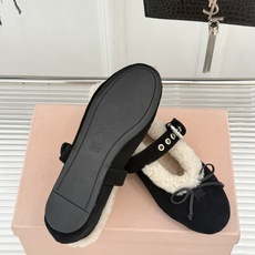 Miu Miu 26WF新品蝴蝶结 平底玛丽珍鞋毛毛鞋 绒面蝴蝶结缀于鞋头 软绒包裹平底好穿脱 秋冬上脚暖糯又舒服 复古 Miu Miu 26WF新品蝴蝶结 平底玛丽珍鞋毛毛鞋 绒面蝴蝶结缀于鞋头 软绒包裹平底好穿脱 秋冬上脚暖糯又舒服 复古