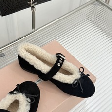 Miu Miu 26WF新品蝴蝶结 平底玛丽珍鞋毛毛鞋 绒面蝴蝶结缀于鞋头 软绒包裹平底好穿脱 秋冬上脚暖糯又舒服 复古 Miu Miu 26WF新品蝴蝶结 平底玛丽珍鞋毛毛鞋 绒面蝴蝶结缀于鞋头 软绒包裹平底好穿脱 秋冬上脚暖糯又舒服 复古