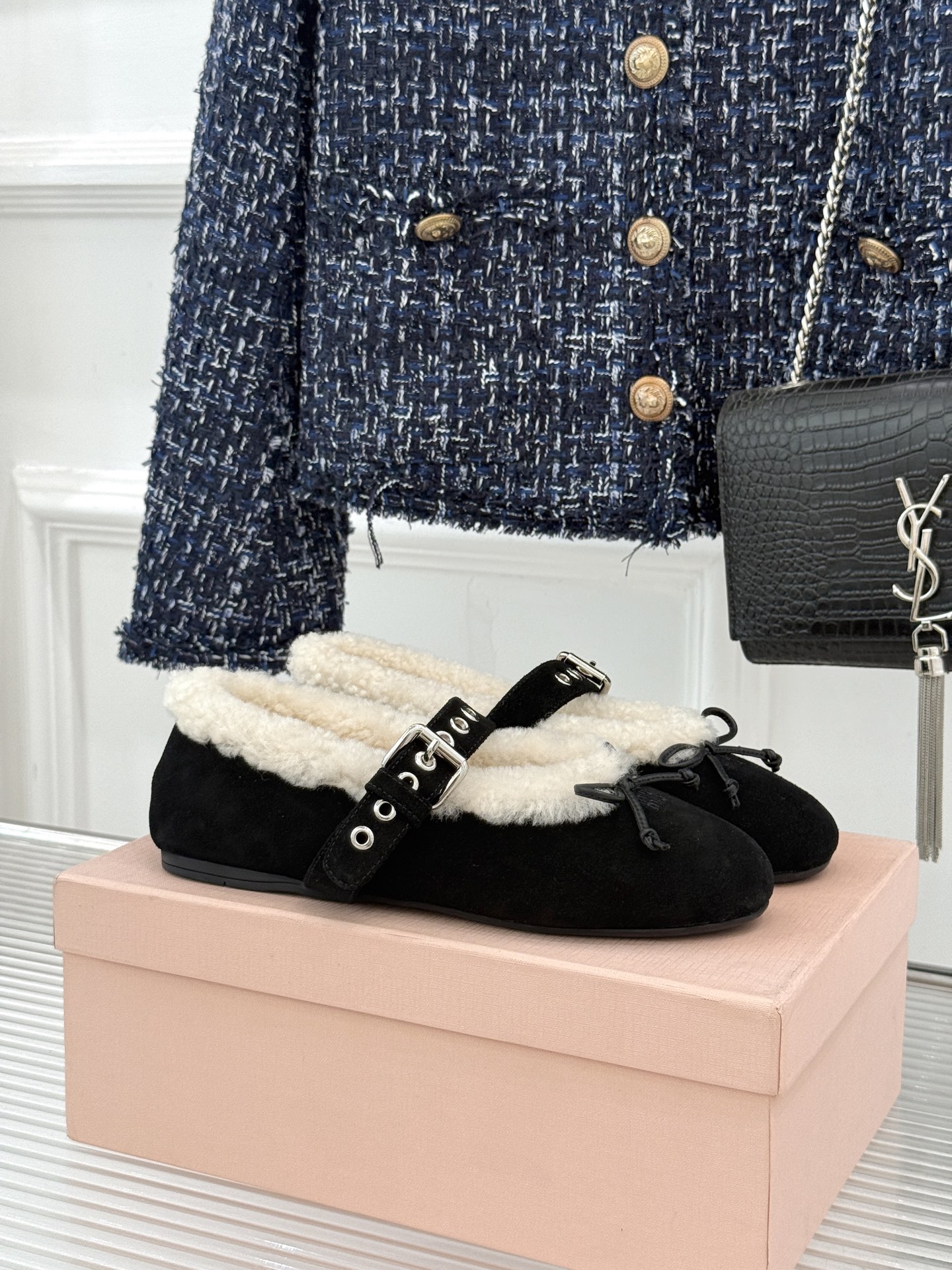 Miu Miu 26WF新品蝴蝶结 平底玛丽珍鞋毛毛鞋 绒面蝴蝶结缀于鞋头 软绒包裹平底好穿脱 秋冬上脚暖糯又舒服 复古