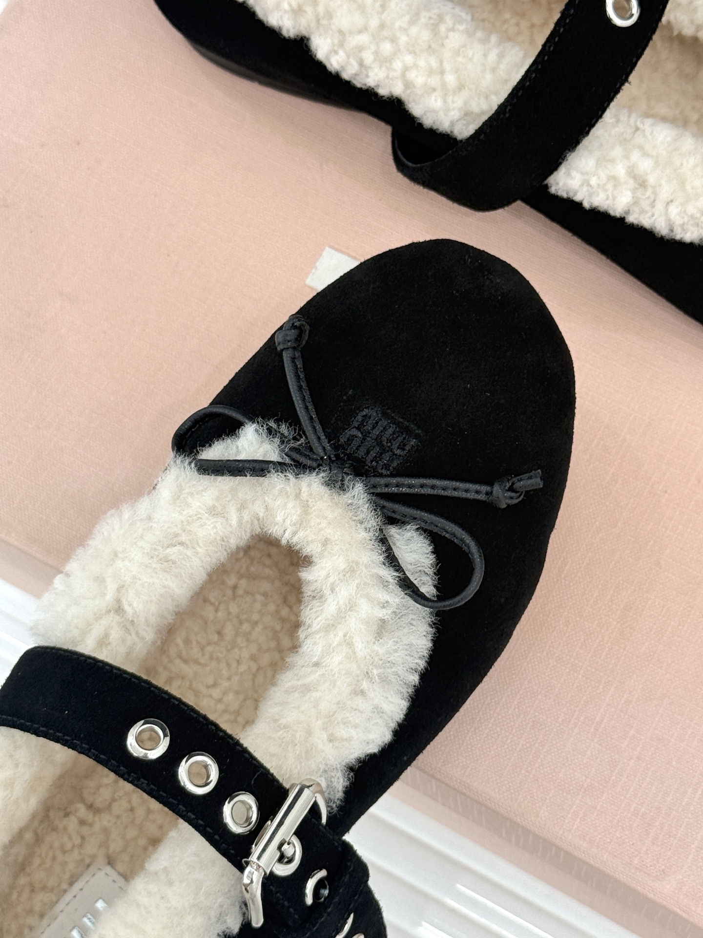 Miu Miu 26WF新品蝴蝶结 平底玛丽珍鞋毛毛鞋 绒面蝴蝶结缀于鞋头 软绒包裹平底好穿脱 秋冬上脚暖糯又舒服 复古 Miu Miu 26WF新品蝴蝶结 平底玛丽珍鞋毛毛鞋 绒面蝴蝶结缀于鞋头 软绒包裹平底好穿脱 秋冬上脚暖糯又舒服 复古