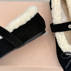 Miu Miu 26WF新品蝴蝶结 平底玛丽珍鞋毛毛鞋 绒面蝴蝶结缀于鞋头 软绒包裹平底好穿脱 秋冬上脚暖糯又舒服 复古 Miu Miu 26WF新品蝴蝶结 平底玛丽珍鞋毛毛鞋 绒面蝴蝶结缀于鞋头 软绒包裹平底好穿脱 秋冬上脚暖糯又舒服 复古