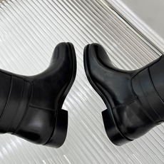 Ferragamo/菲拉格慕26WF新品 皮带扣低跟骑士靴长靴 鎏金Hug扣精致吸睛 柔滑小牛皮高级感拉满 低跟舒适超好 Ferragamo/菲拉格慕26WF新品 皮带扣低跟骑士靴长靴 鎏金Hug扣精致吸睛 柔滑小牛皮高级感拉满 低跟舒适超好