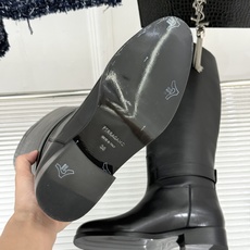 Ferragamo/菲拉格慕26WF新品 皮带扣低跟骑士靴长靴 鎏金Hug扣精致吸睛 柔滑小牛皮高级感拉满 低跟舒适超好 Ferragamo/菲拉格慕26WF新品 皮带扣低跟骑士靴长靴 鎏金Hug扣精致吸睛 柔滑小牛皮高级感拉满 低跟舒适超好