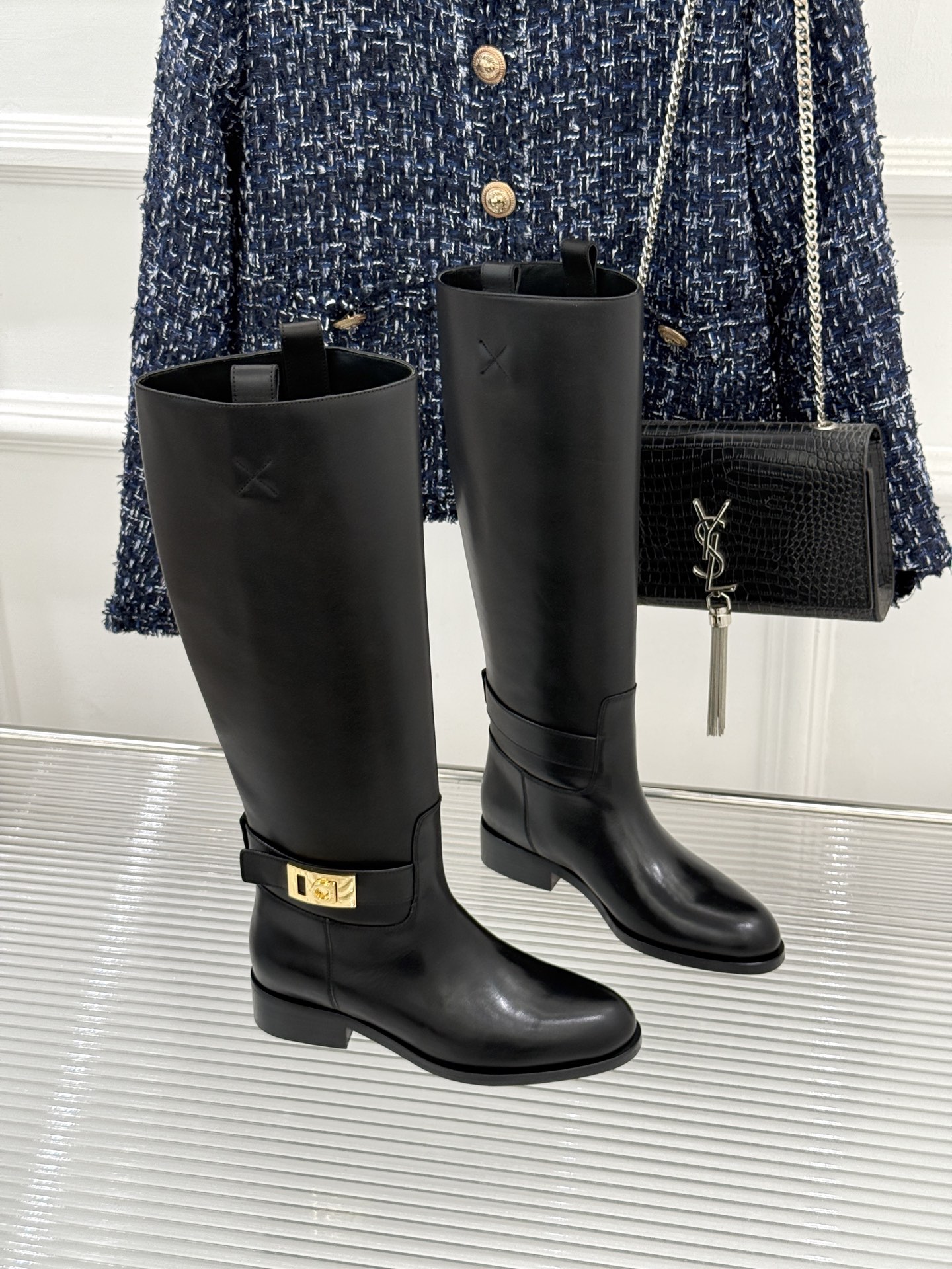 Ferragamo/菲拉格慕26WF新品 皮带扣低跟骑士靴长靴 鎏金Hug扣精致吸睛 柔滑小牛皮高级感拉满 低跟舒适超好 Ferragamo/菲拉格慕26WF新品 皮带扣低跟骑士靴长靴 鎏金Hug扣精致吸睛 柔滑小牛皮高级感拉满 低跟舒适超好