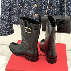 Ferragamo/菲拉格慕26WF新品 Gancio扣饰机车靴短靴 经典Gancio扣质感超绝 牛皮靴身细腻又高级 粗 Ferragamo/菲拉格慕26WF新品 Gancio扣饰机车靴短靴 经典Gancio扣质感超绝 牛皮靴身细腻又高级 粗