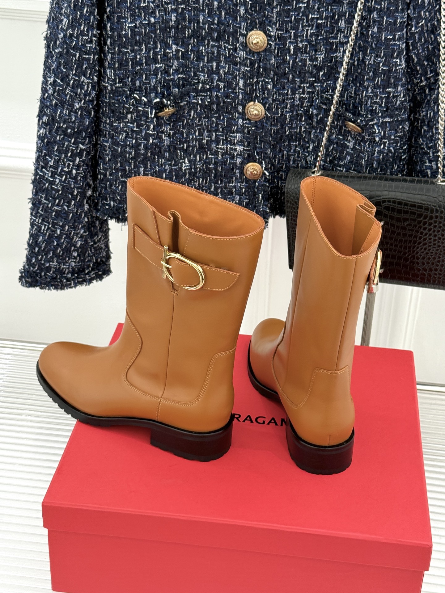 顶版 Ferragamo/菲拉格慕26WF新品 Gancio扣饰机车靴短靴 经典Gancio扣质感超绝 牛皮靴身细腻又 顶版 Ferragamo/菲拉格慕26WF新品 Gancio扣饰机车靴短靴 经典Gancio扣质感超绝 牛皮靴身细腻又