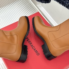 顶版 Ferragamo/菲拉格慕26WF新品 Gancio扣饰机车靴短靴 经典Gancio扣质感超绝 牛皮靴身细腻又 顶版 Ferragamo/菲拉格慕26WF新品 Gancio扣饰机车靴短靴 经典Gancio扣质感超绝 牛皮靴身细腻又