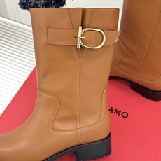 顶版 Ferragamo/菲拉格慕26WF新品 Gancio扣饰机车靴短靴 经典Gancio扣质感超绝 牛皮靴身细腻又 顶版 Ferragamo/菲拉格慕26WF新品 Gancio扣饰机车靴短靴 经典Gancio扣质感超绝 牛皮靴身细腻又