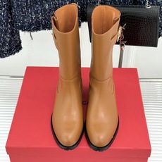 顶版 Ferragamo/菲拉格慕26WF新品 Gancio扣饰机车靴短靴 经典Gancio扣质感超绝 牛皮靴身细腻又 顶版 Ferragamo/菲拉格慕26WF新品 Gancio扣饰机车靴短靴 经典Gancio扣质感超绝 牛皮靴身细腻又