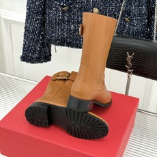 顶版 Ferragamo/菲拉格慕26WF新品 Gancio扣饰机车靴短靴 经典Gancio扣质感超绝 牛皮靴身细腻又 顶版 Ferragamo/菲拉格慕26WF新品 Gancio扣饰机车靴短靴 经典Gancio扣质感超绝 牛皮靴身细腻又