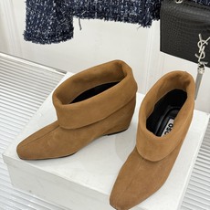 QSOI 26WF新品复古 翻边两穿内增高短靴 翻边解锁两穿玩法 隐形内增高拉长比例 软牛皮触感超细腻 靴型修饰腿型超 QSOI 26WF新品复古 翻边两穿内增高短靴 翻边解锁两穿玩法 隐形内增高拉长比例 软牛皮触感超细腻 靴型修饰腿型超