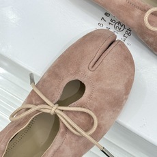 MaisonMargiela|MM6马吉拉 复古蝴蝶结分趾玛丽珍鞋 蝴蝶结缀饰柔化先锋感 经典Tabi分趾设计 牛皮肌理 MaisonMargiela|MM6马吉拉 复古蝴蝶结分趾玛丽珍鞋 蝴蝶结缀饰柔化先锋感 经典Tabi分趾设计 牛皮肌理