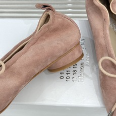 MaisonMargiela|MM6马吉拉 复古蝴蝶结分趾玛丽珍鞋 蝴蝶结缀饰柔化先锋感 经典Tabi分趾设计 牛皮肌理 MaisonMargiela|MM6马吉拉 复古蝴蝶结分趾玛丽珍鞋 蝴蝶结缀饰柔化先锋感 经典Tabi分趾设计 牛皮肌理