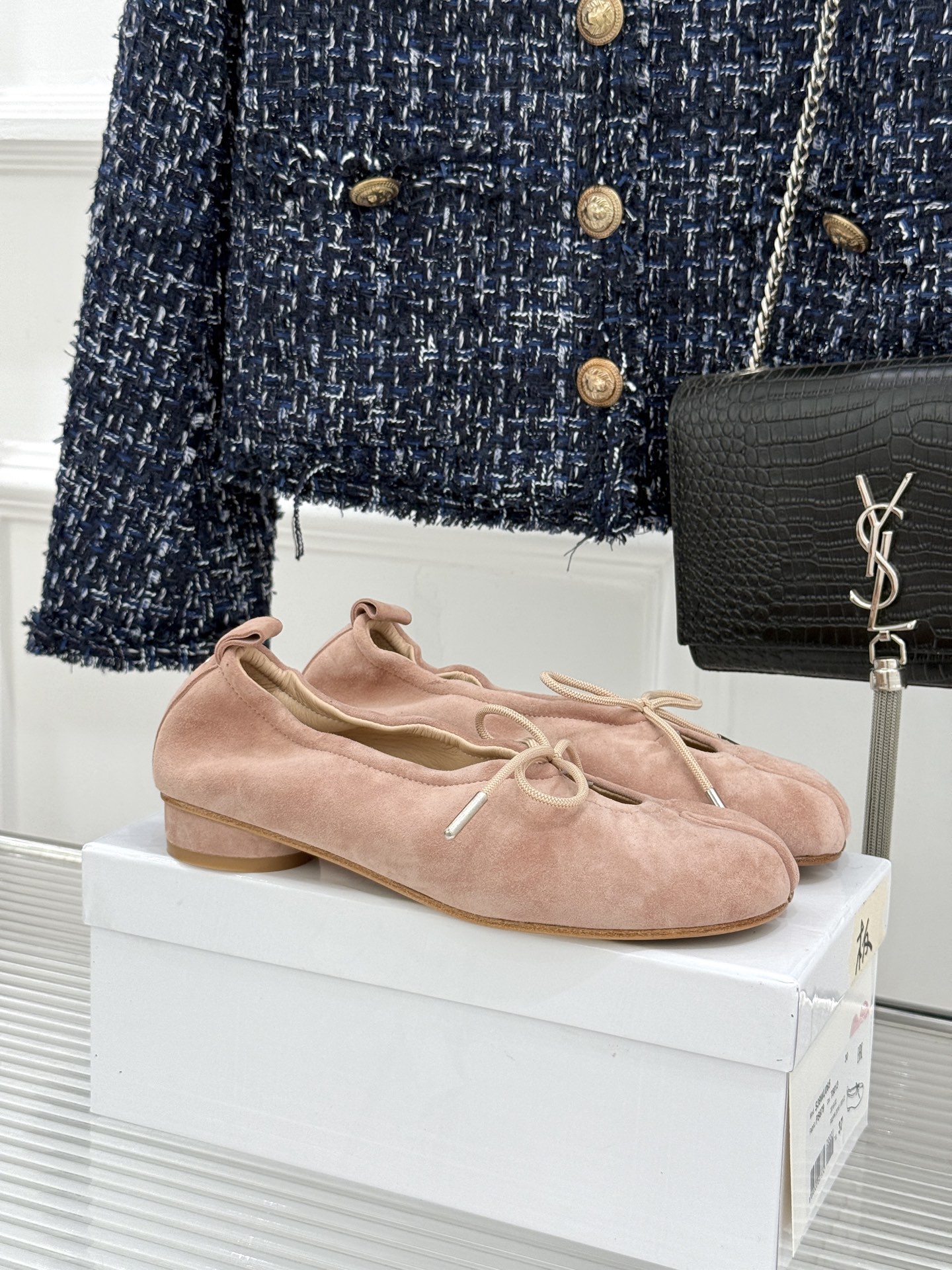 MaisonMargiela｜MM6马吉拉 复古蝴蝶结分趾玛丽珍鞋 蝴蝶结缀饰柔化先锋感 经典Tabi分趾设计 牛皮肌理