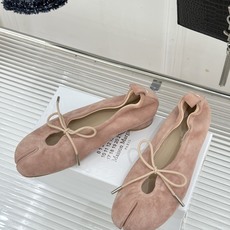 MaisonMargiela|MM6马吉拉 复古蝴蝶结分趾玛丽珍鞋 蝴蝶结缀饰柔化先锋感 经典Tabi分趾设计 牛皮肌理 MaisonMargiela|MM6马吉拉 复古蝴蝶结分趾玛丽珍鞋 蝴蝶结缀饰柔化先锋感 经典Tabi分趾设计 牛皮肌理