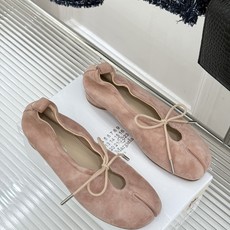 MaisonMargiela|MM6马吉拉 复古蝴蝶结分趾玛丽珍鞋 蝴蝶结缀饰柔化先锋感 经典Tabi分趾设计 牛皮肌理 MaisonMargiela|MM6马吉拉 复古蝴蝶结分趾玛丽珍鞋 蝴蝶结缀饰柔化先锋感 经典Tabi分趾设计 牛皮肌理