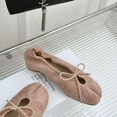 MaisonMargiela|MM6马吉拉 复古蝴蝶结分趾玛丽珍鞋 蝴蝶结缀饰柔化先锋感 经典Tabi分趾设计 牛皮肌理 MaisonMargiela|MM6马吉拉 复古蝴蝶结分趾玛丽珍鞋 蝴蝶结缀饰柔化先锋感 经典Tabi分趾设计 牛皮肌理
