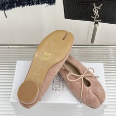 MaisonMargiela|MM6马吉拉 复古蝴蝶结分趾玛丽珍鞋 蝴蝶结缀饰柔化先锋感 经典Tabi分趾设计 牛皮肌理 MaisonMargiela|MM6马吉拉 复古蝴蝶结分趾玛丽珍鞋 蝴蝶结缀饰柔化先锋感 经典Tabi分趾设计 牛皮肌理