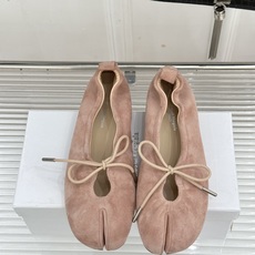 MaisonMargiela|MM6马吉拉 复古蝴蝶结分趾玛丽珍鞋 蝴蝶结缀饰柔化先锋感 经典Tabi分趾设计 牛皮肌理 MaisonMargiela|MM6马吉拉 复古蝴蝶结分趾玛丽珍鞋 蝴蝶结缀饰柔化先锋感 经典Tabi分趾设计 牛皮肌理