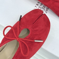 MaisonMargiela|MM6马吉拉 复古蝴蝶结分趾玛丽珍鞋 蝴蝶结缀饰柔化先锋感 经典Tabi分趾设计 牛皮肌理 MaisonMargiela|MM6马吉拉 复古蝴蝶结分趾玛丽珍鞋 蝴蝶结缀饰柔化先锋感 经典Tabi分趾设计 牛皮肌理