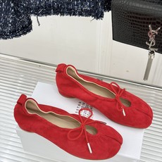 MaisonMargiela|MM6马吉拉 复古蝴蝶结分趾玛丽珍鞋 蝴蝶结缀饰柔化先锋感 经典Tabi分趾设计 牛皮肌理 MaisonMargiela|MM6马吉拉 复古蝴蝶结分趾玛丽珍鞋 蝴蝶结缀饰柔化先锋感 经典Tabi分趾设计 牛皮肌理