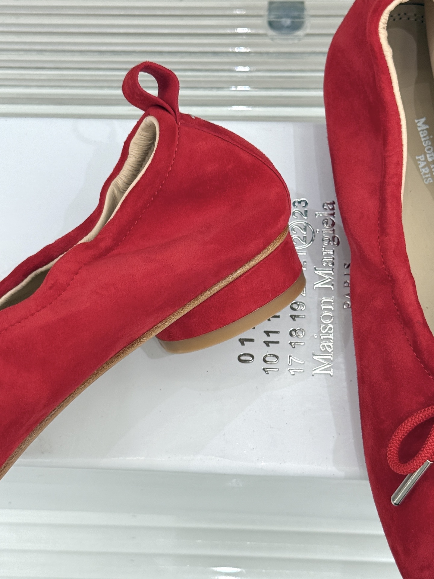 MaisonMargiela|MM6马吉拉 复古蝴蝶结分趾玛丽珍鞋 蝴蝶结缀饰柔化先锋感 经典Tabi分趾设计 牛皮肌理 MaisonMargiela|MM6马吉拉 复古蝴蝶结分趾玛丽珍鞋 蝴蝶结缀饰柔化先锋感 经典Tabi分趾设计 牛皮肌理