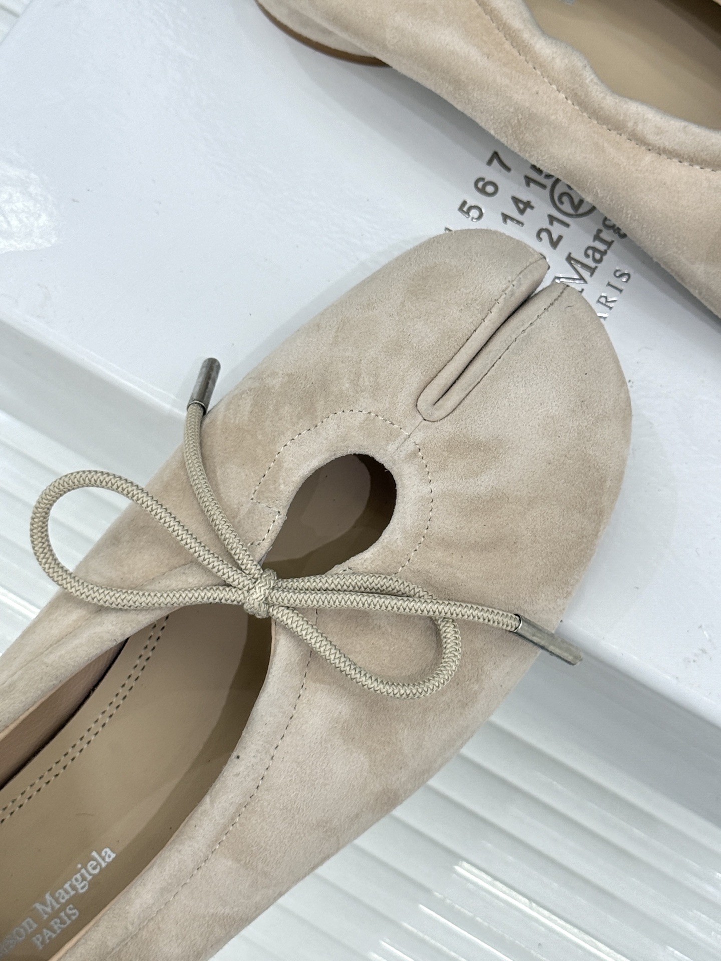 MaisonMargiela|MM6马吉拉 复古蝴蝶结分趾玛丽珍鞋 蝴蝶结缀饰柔化先锋感 经典Tabi分趾设计 牛皮肌理 MaisonMargiela|MM6马吉拉 复古蝴蝶结分趾玛丽珍鞋 蝴蝶结缀饰柔化先锋感 经典Tabi分趾设计 牛皮肌理