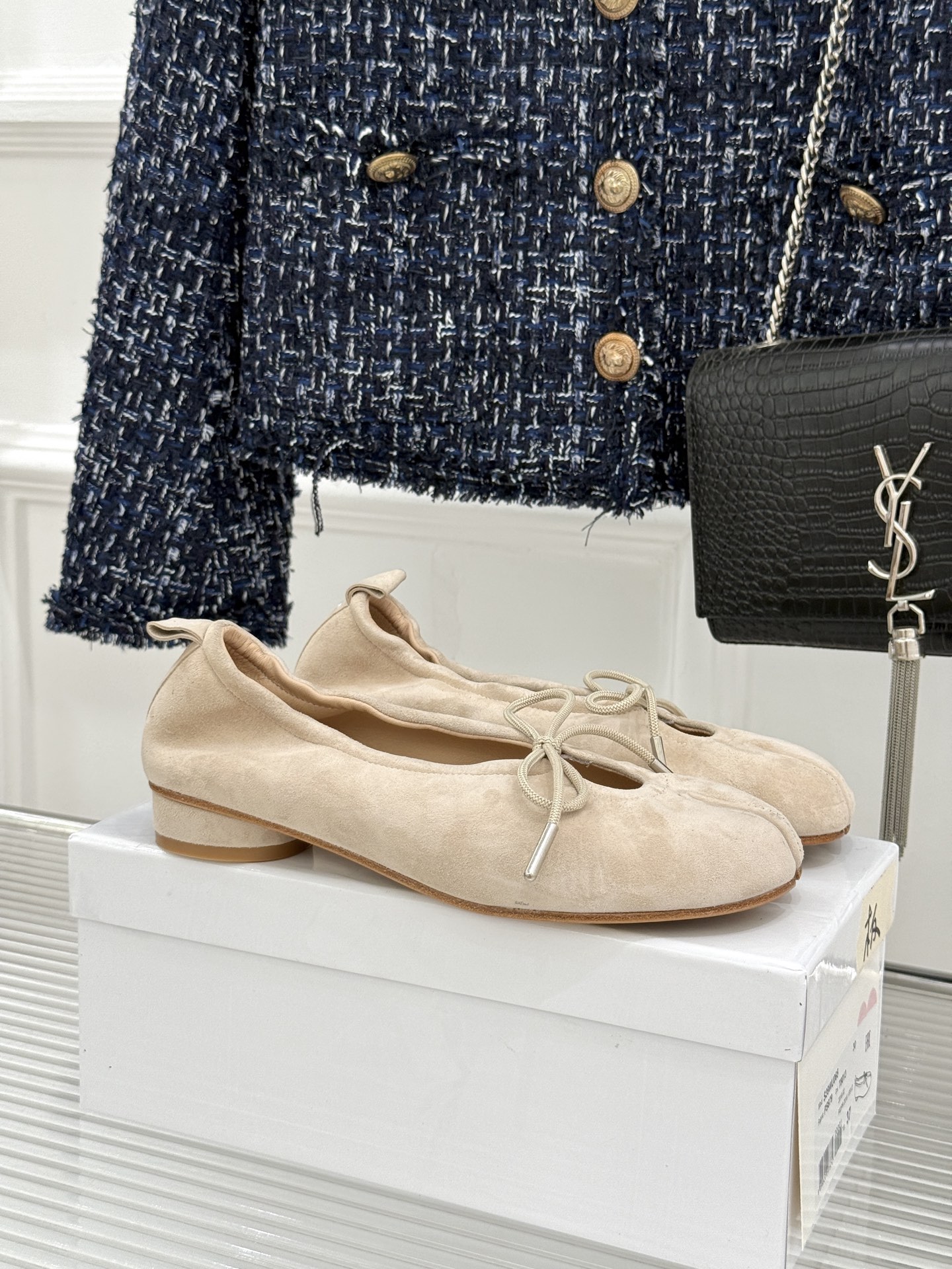 MaisonMargiela｜MM6马吉拉 复古蝴蝶结分趾玛丽珍鞋 蝴蝶结缀饰柔化先锋感 经典Tabi分趾设计 牛皮肌理