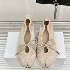 MaisonMargiela|MM6马吉拉 复古蝴蝶结分趾玛丽珍鞋 蝴蝶结缀饰柔化先锋感 经典Tabi分趾设计 牛皮肌理 MaisonMargiela|MM6马吉拉 复古蝴蝶结分趾玛丽珍鞋 蝴蝶结缀饰柔化先锋感 经典Tabi分趾设计 牛皮肌理