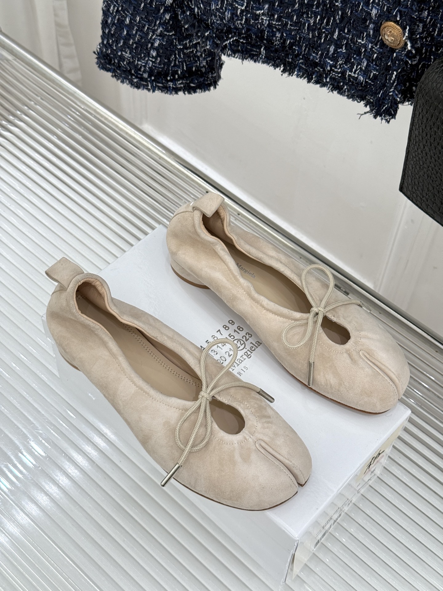MaisonMargiela|MM6马吉拉 复古蝴蝶结分趾玛丽珍鞋 蝴蝶结缀饰柔化先锋感 经典Tabi分趾设计 牛皮肌理 MaisonMargiela|MM6马吉拉 复古蝴蝶结分趾玛丽珍鞋 蝴蝶结缀饰柔化先锋感 经典Tabi分趾设计 牛皮肌理