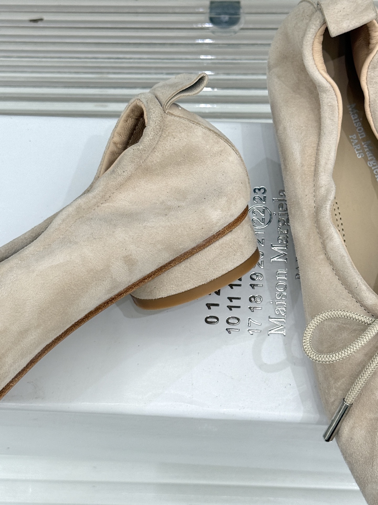 MaisonMargiela|MM6马吉拉 复古蝴蝶结分趾玛丽珍鞋 蝴蝶结缀饰柔化先锋感 经典Tabi分趾设计 牛皮肌理 MaisonMargiela|MM6马吉拉 复古蝴蝶结分趾玛丽珍鞋 蝴蝶结缀饰柔化先锋感 经典Tabi分趾设计 牛皮肌理