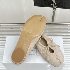 MaisonMargiela|MM6马吉拉 复古蝴蝶结分趾玛丽珍鞋 蝴蝶结缀饰柔化先锋感 经典Tabi分趾设计 牛皮肌理 MaisonMargiela|MM6马吉拉 复古蝴蝶结分趾玛丽珍鞋 蝴蝶结缀饰柔化先锋感 经典Tabi分趾设计 牛皮肌理