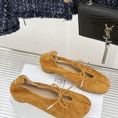 MaisonMargiela|MM6马吉拉 复古蝴蝶结分趾玛丽珍鞋 蝴蝶结缀饰柔化先锋感 经典Tabi分趾设计 牛皮肌理 MaisonMargiela|MM6马吉拉 复古蝴蝶结分趾玛丽珍鞋 蝴蝶结缀饰柔化先锋感 经典Tabi分趾设计 牛皮肌理