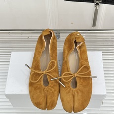 MaisonMargiela|MM6马吉拉 复古蝴蝶结分趾玛丽珍鞋 蝴蝶结缀饰柔化先锋感 经典Tabi分趾设计 牛皮肌理 MaisonMargiela|MM6马吉拉 复古蝴蝶结分趾玛丽珍鞋 蝴蝶结缀饰柔化先锋感 经典Tabi分趾设计 牛皮肌理