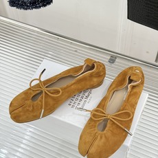 MaisonMargiela|MM6马吉拉 复古蝴蝶结分趾玛丽珍鞋 蝴蝶结缀饰柔化先锋感 经典Tabi分趾设计 牛皮肌理 MaisonMargiela|MM6马吉拉 复古蝴蝶结分趾玛丽珍鞋 蝴蝶结缀饰柔化先锋感 经典Tabi分趾设计 牛皮肌理