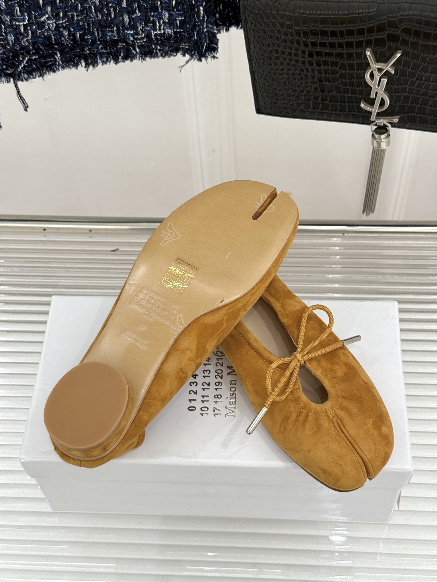 MaisonMargiela|MM6马吉拉 复古蝴蝶结分趾玛丽珍鞋 蝴蝶结缀饰柔化先锋感 经典Tabi分趾设计 牛皮肌理 MaisonMargiela|MM6马吉拉 复古蝴蝶结分趾玛丽珍鞋 蝴蝶结缀饰柔化先锋感 经典Tabi分趾设计 牛皮肌理