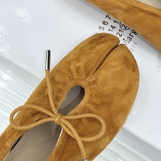 MaisonMargiela|MM6马吉拉 复古蝴蝶结分趾玛丽珍鞋 蝴蝶结缀饰柔化先锋感 经典Tabi分趾设计 牛皮肌理 MaisonMargiela|MM6马吉拉 复古蝴蝶结分趾玛丽珍鞋 蝴蝶结缀饰柔化先锋感 经典Tabi分趾设计 牛皮肌理