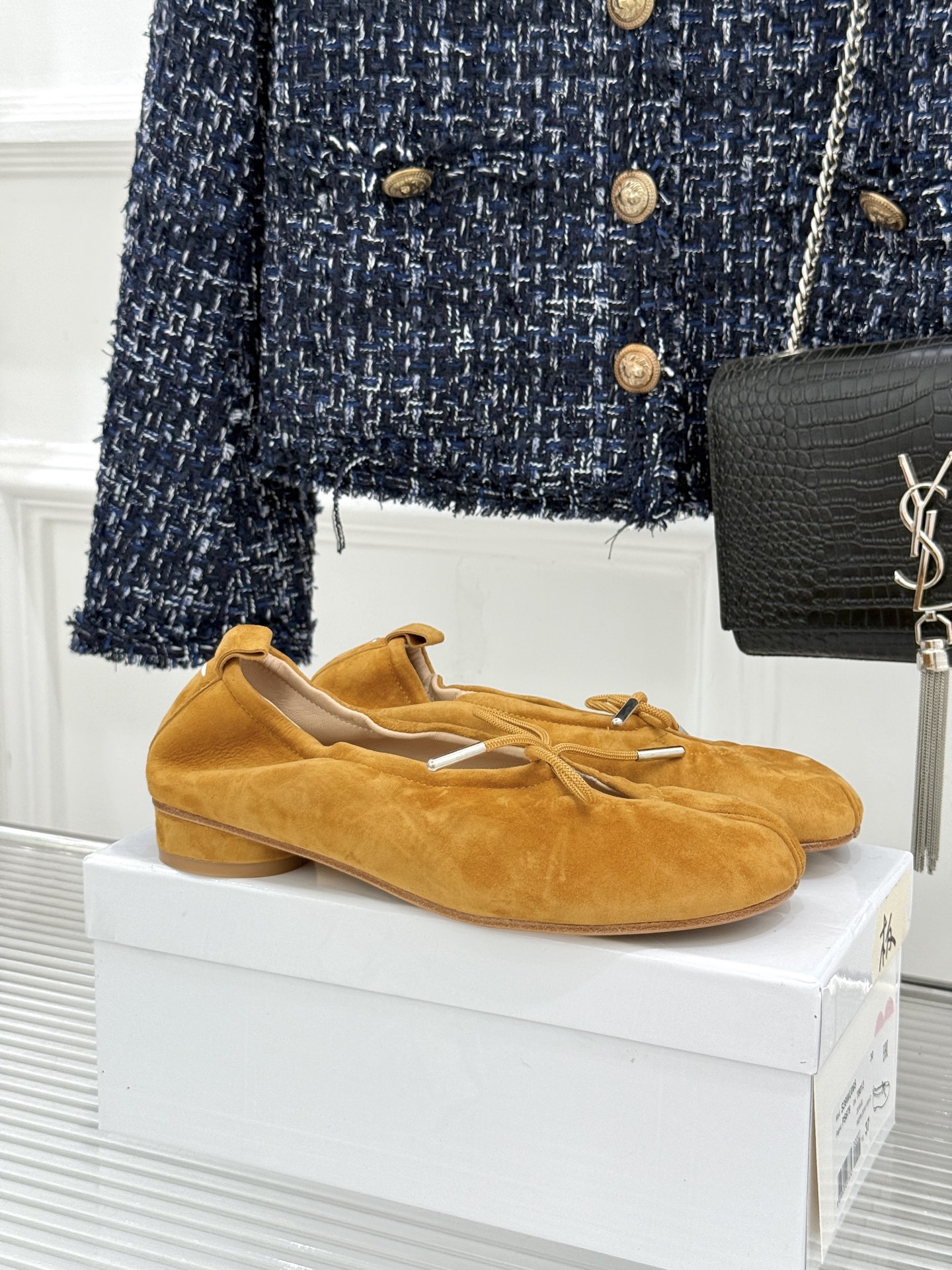 MaisonMargiela｜MM6马吉拉 复古蝴蝶结分趾玛丽珍鞋 蝴蝶结缀饰柔化先锋感 经典Tabi分趾设计 牛皮肌理