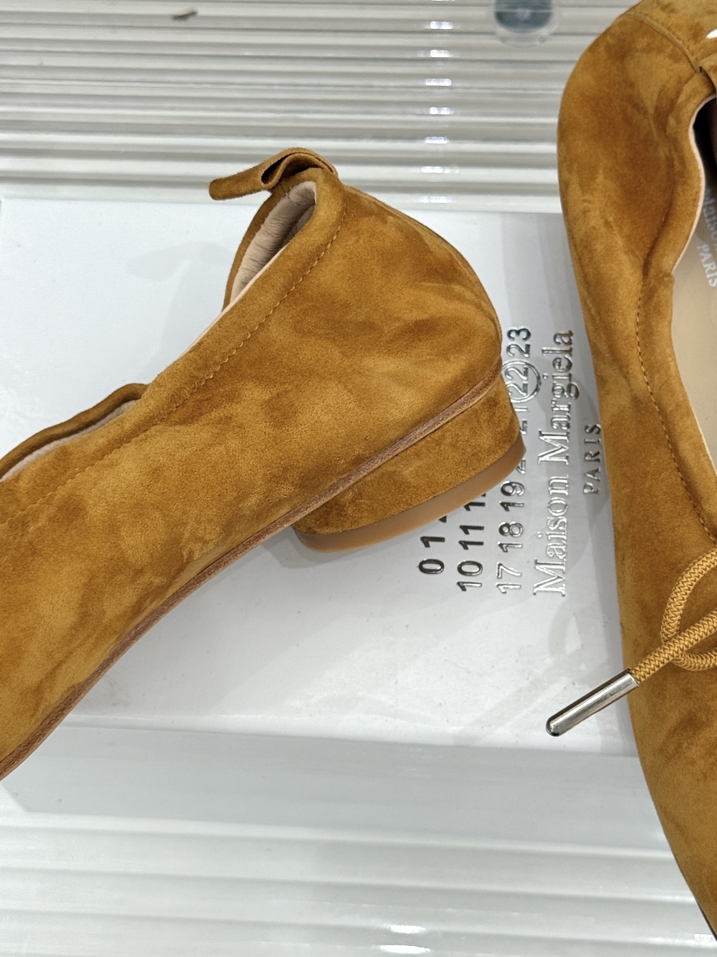 MaisonMargiela|MM6马吉拉 复古蝴蝶结分趾玛丽珍鞋 蝴蝶结缀饰柔化先锋感 经典Tabi分趾设计 牛皮肌理 MaisonMargiela|MM6马吉拉 复古蝴蝶结分趾玛丽珍鞋 蝴蝶结缀饰柔化先锋感 经典Tabi分趾设计 牛皮肌理