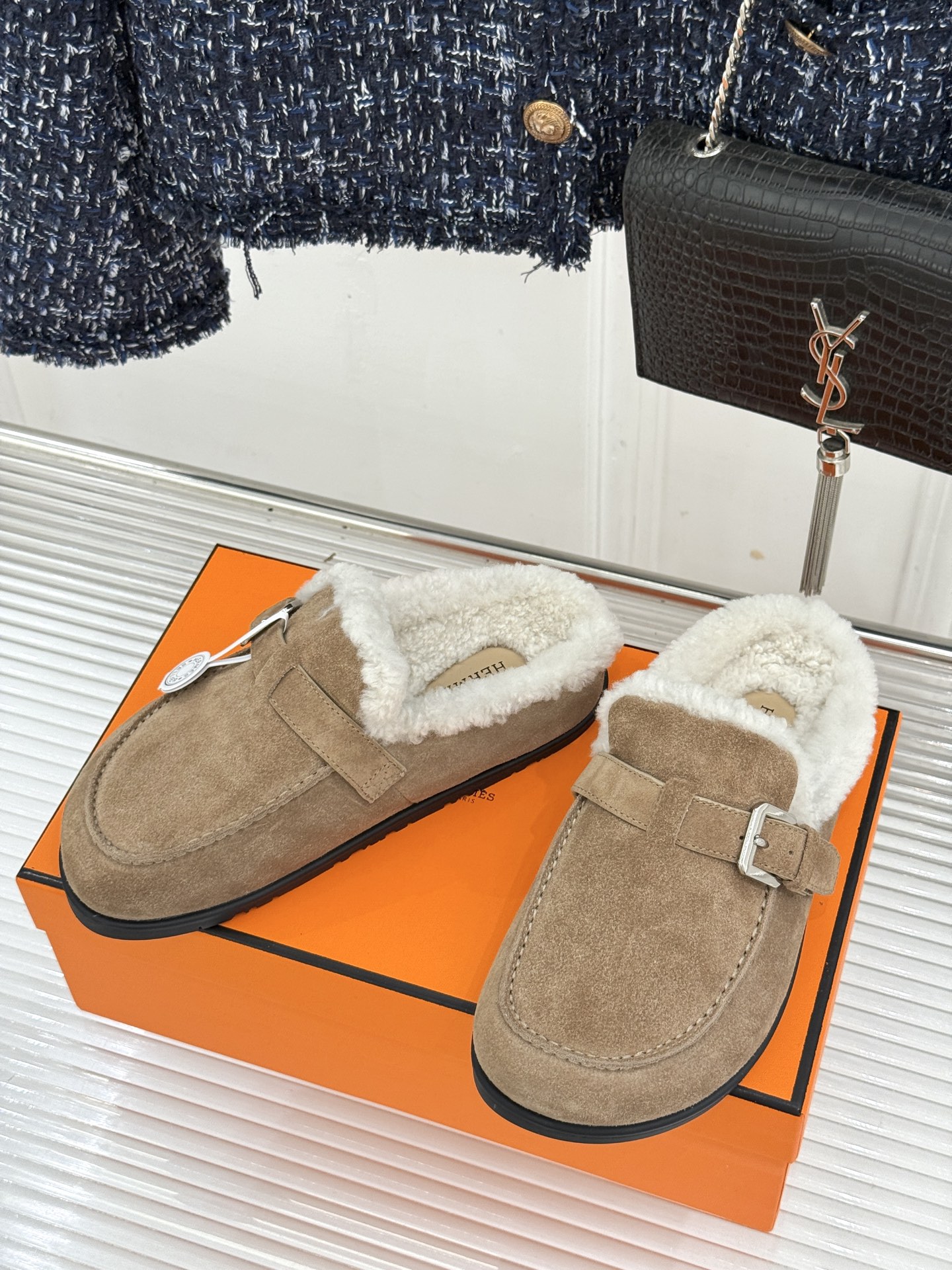 Hermès/爱马仕26WF新品 皮带扣情侣款包头勃肯毛拖 H家女孩秋冬必入 这双真的值得入手 踩上自带松弛氛围感 毛绒 Hermès/爱马仕26WF新品 皮带扣情侣款包头勃肯毛拖 H家女孩秋冬必入 这双真的值得入手 踩上自带松弛氛围感 毛绒