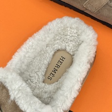 Hermès/爱马仕26WF新品 皮带扣情侣款包头勃肯毛拖 H家女孩秋冬必入 这双真的值得入手 踩上自带松弛氛围感 毛绒 Hermès/爱马仕26WF新品 皮带扣情侣款包头勃肯毛拖 H家女孩秋冬必入 这双真的值得入手 踩上自带松弛氛围感 毛绒