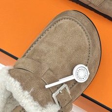 Hermès/爱马仕26WF新品 皮带扣情侣款包头勃肯毛拖 H家女孩秋冬必入 这双真的值得入手 踩上自带松弛氛围感 毛绒 Hermès/爱马仕26WF新品 皮带扣情侣款包头勃肯毛拖 H家女孩秋冬必入 这双真的值得入手 踩上自带松弛氛围感 毛绒