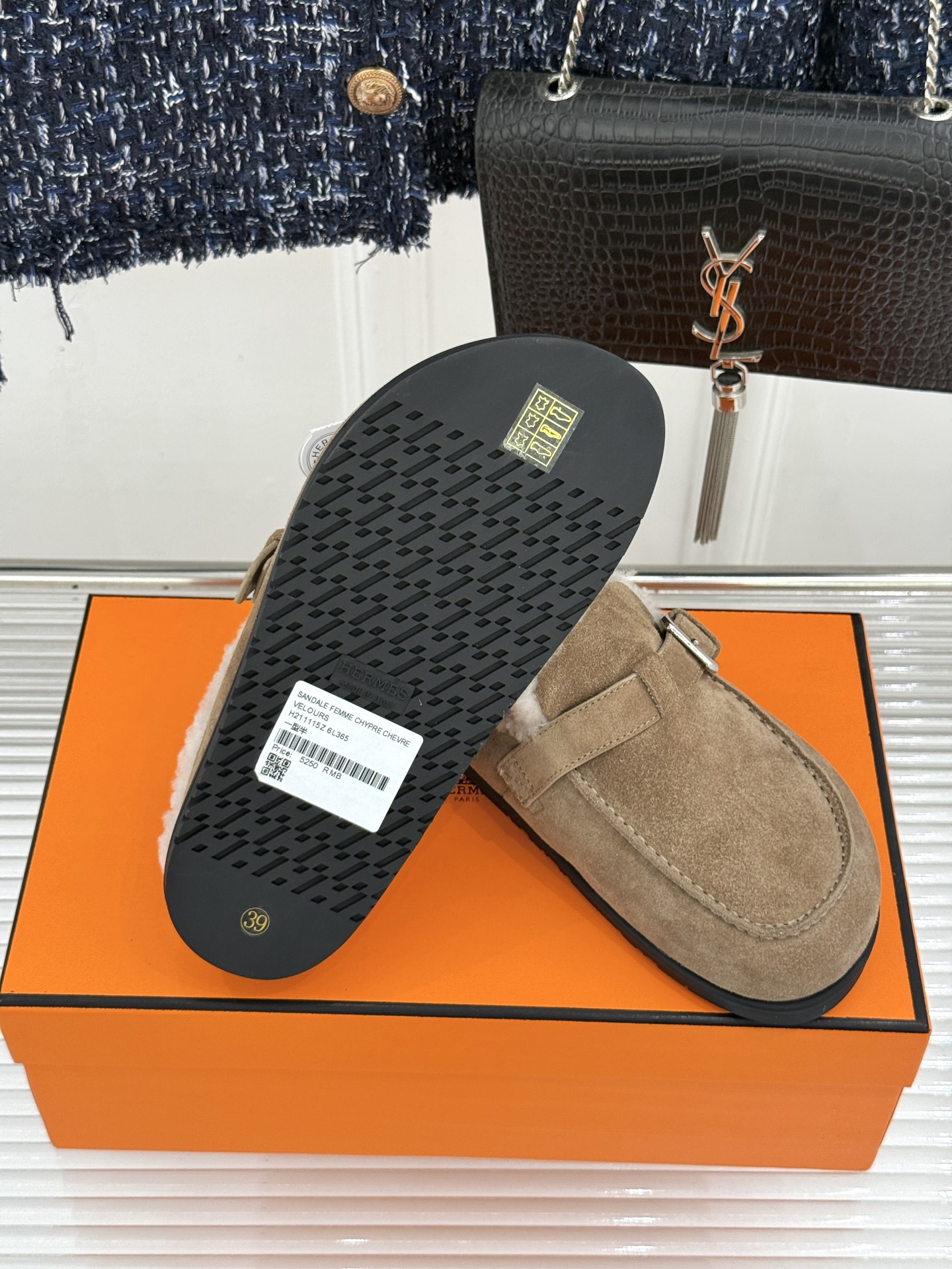 Hermès/爱马仕26WF新品 皮带扣情侣款包头勃肯毛拖 H家女孩秋冬必入 这双真的值得入手 踩上自带松弛氛围感 毛绒 Hermès/爱马仕26WF新品 皮带扣情侣款包头勃肯毛拖 H家女孩秋冬必入 这双真的值得入手 踩上自带松弛氛围感 毛绒