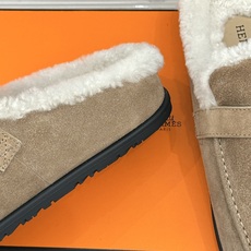Hermès/爱马仕26WF新品 皮带扣情侣款包头勃肯毛拖 H家女孩秋冬必入 这双真的值得入手 踩上自带松弛氛围感 毛绒 Hermès/爱马仕26WF新品 皮带扣情侣款包头勃肯毛拖 H家女孩秋冬必入 这双真的值得入手 踩上自带松弛氛围感 毛绒