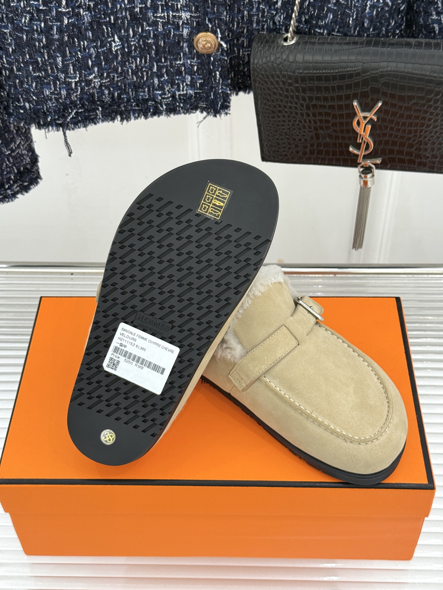 Hermès/爱马仕26WF新品 皮带扣情侣款包头勃肯毛拖 H家女孩秋冬必入 这双真的值得入手 踩上自带松弛氛围感 毛绒